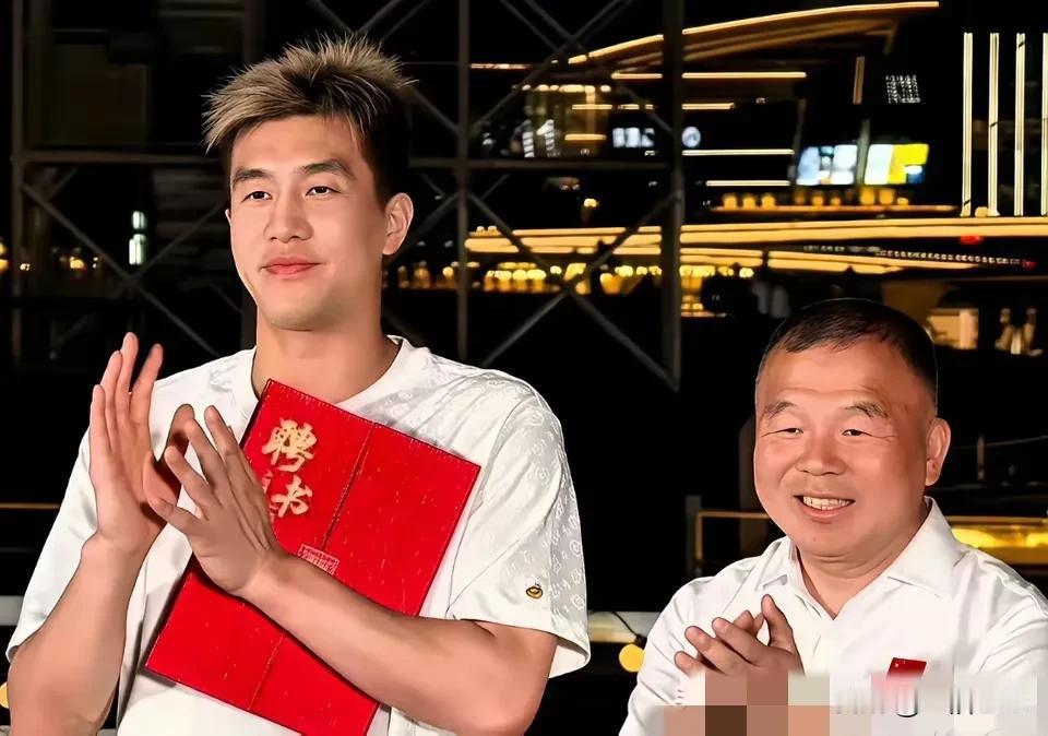 广州球员郭艾伦被聘为辽宁文旅推荐大使。沈阳副市长亲自为郭艾伦颁发证书。

作为广