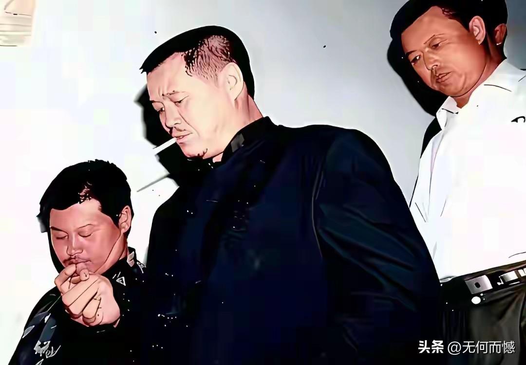 照片中嘴里叼着烟卷的这个人，是赵本山老师吗？如果真是他的话，感觉这不是生活中的照