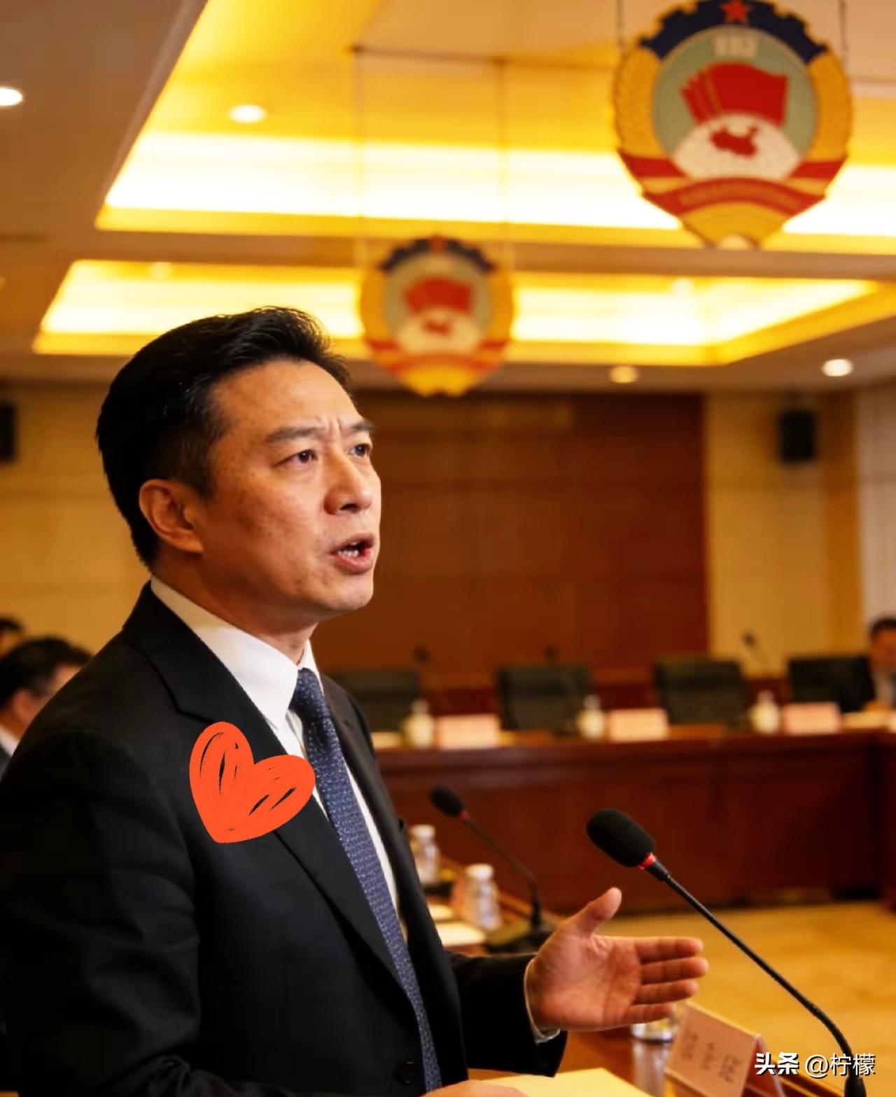 十分认同孔记者的观点！
外国记者来华采访，连中文都不懂还需专人翻译，既不尊重翻译