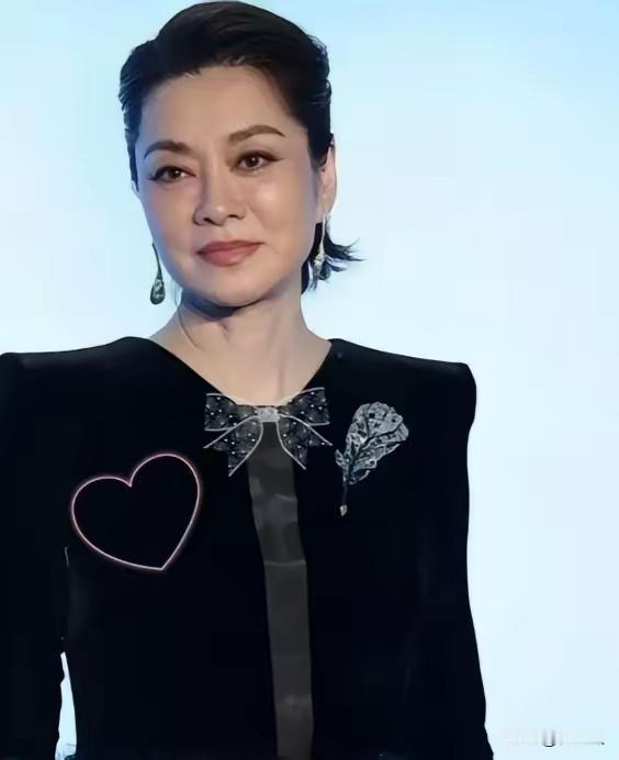放弃上百亿的遗产，带儿女远赴美国，如今才知道毛阿敏有多聪明。260亿的遗产，说不