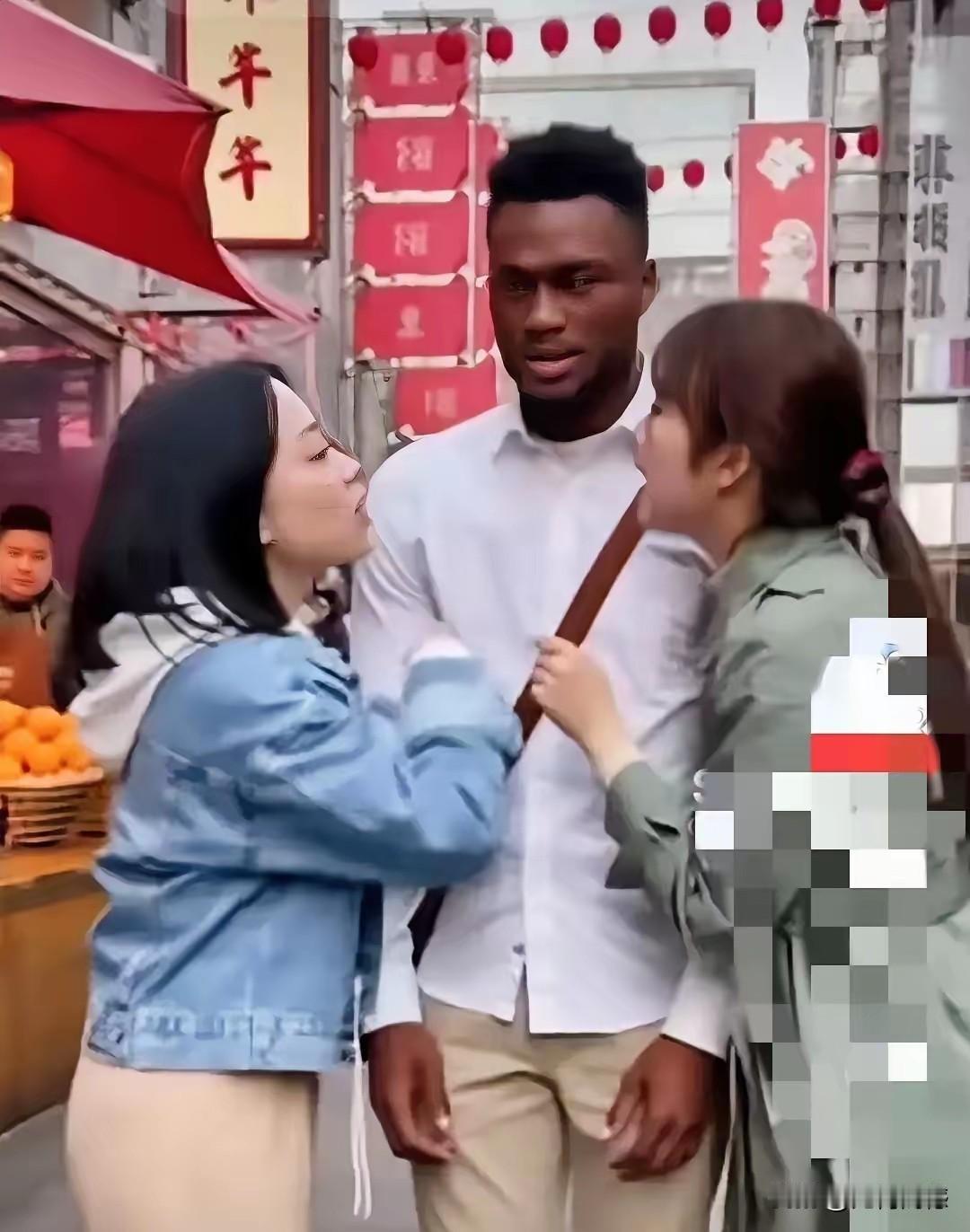 遇到了帅小伙，两个女孩醋性大发，居然在街头争吵起来，谁也不知道那谁，都想得到这个