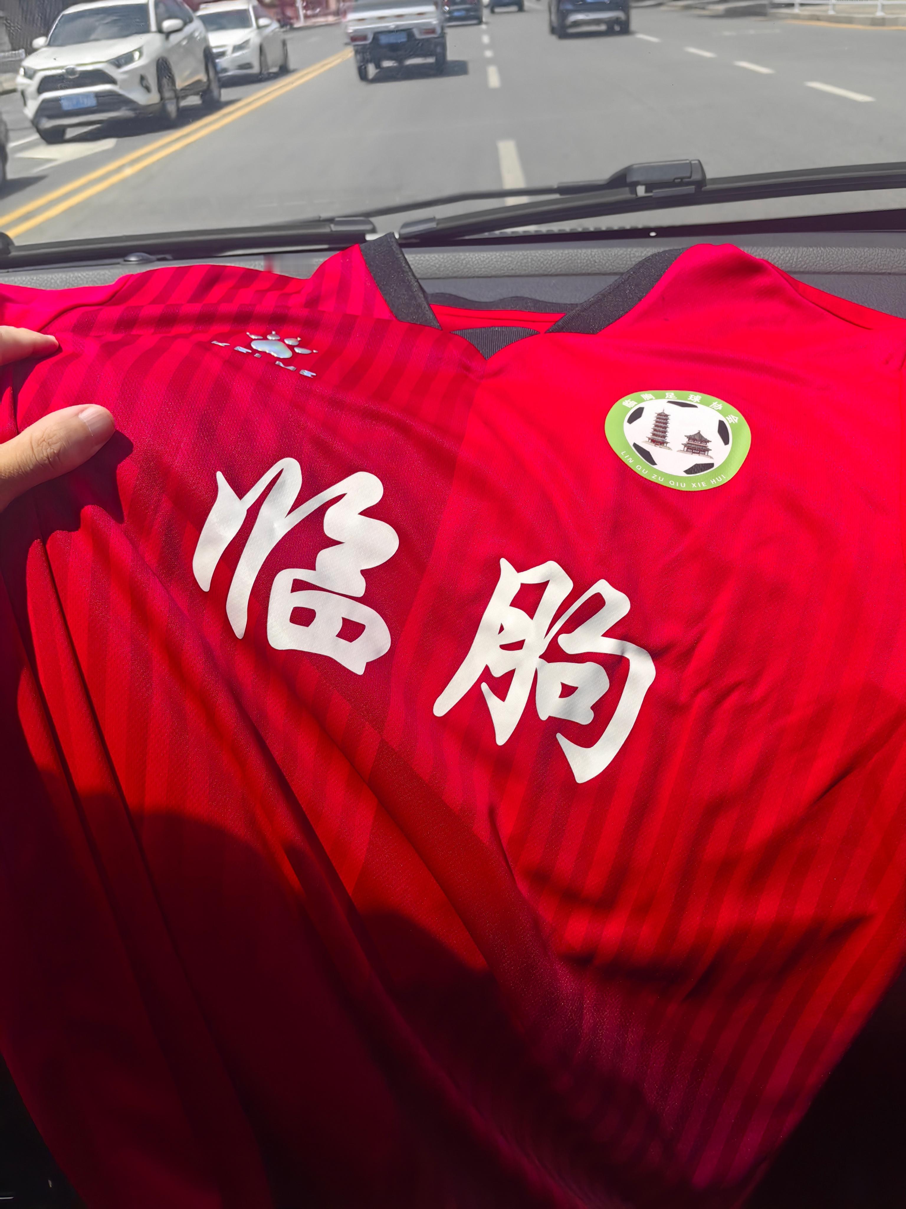 临朐队VS青州队 感谢临朐足协窦主席赠送的临朐队主客场球衣，今晚现场见[鼓掌][