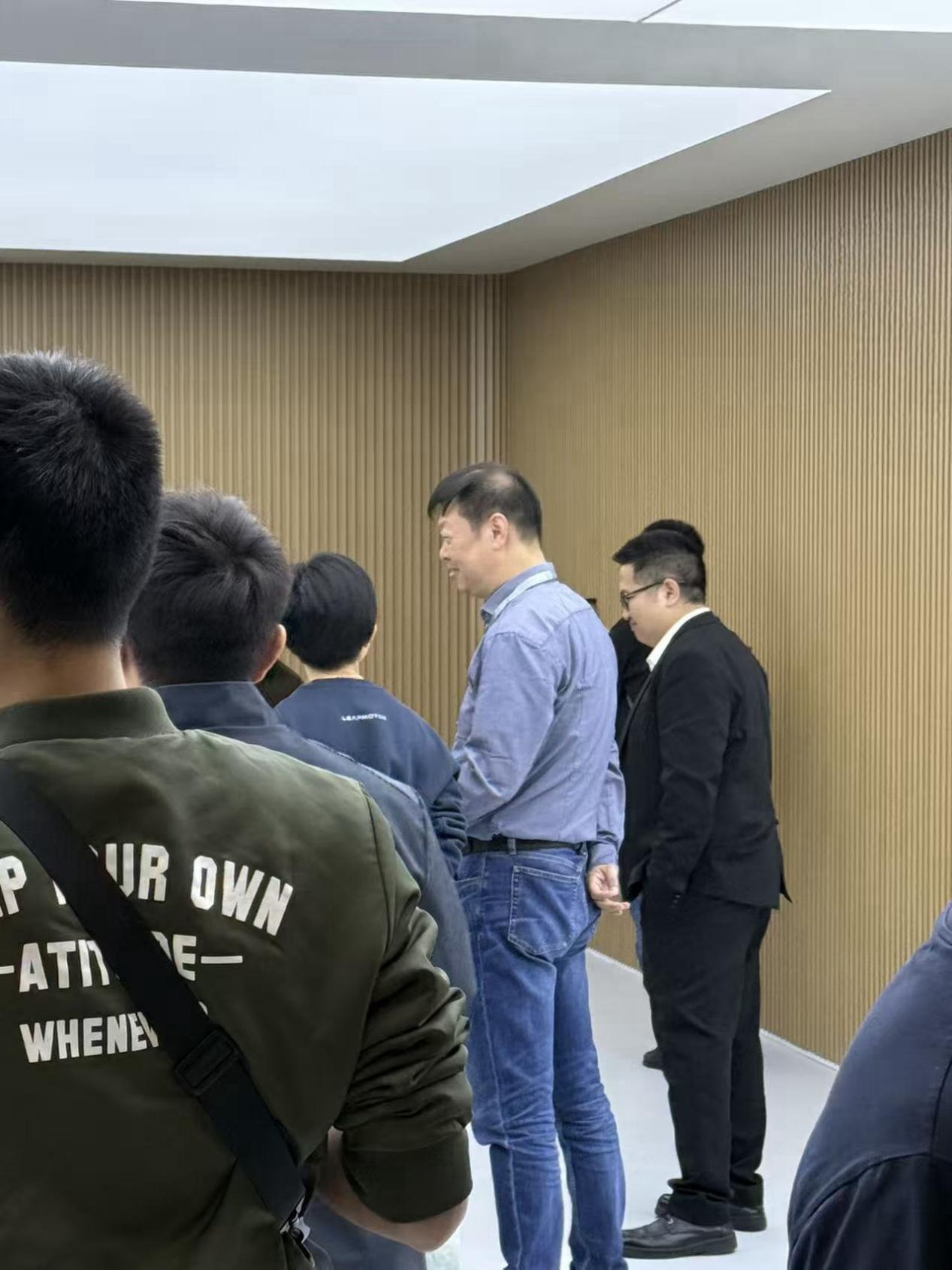 小米胡峥楠、小鹏王凤英高管齐刷刷地现身零跑展台参观零跑新旗舰D19，这画面有点意