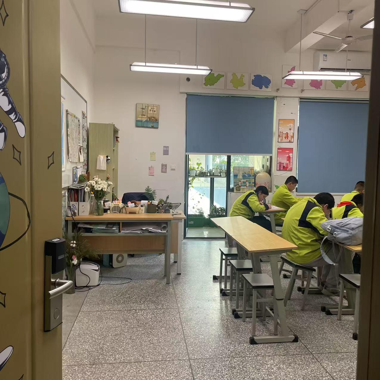 说到当前一些地方禁止教辅进校园的时候，有网友说，到头来也改变不了什么。教辅资料是