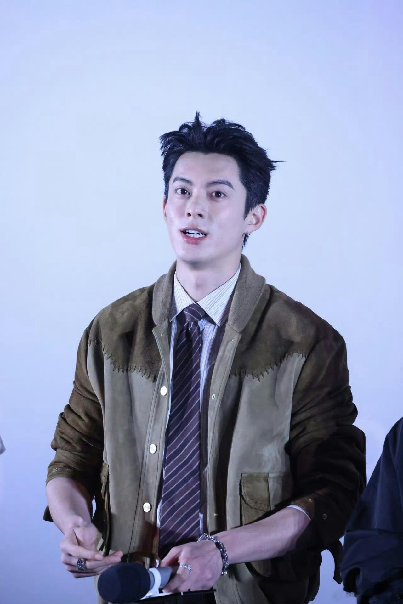 王鹤棣被喊帅锅锅的反应王鹤棣线下被喊帅锅锅，当场害羞偷笑暗爽，颜值全程在线超迷人