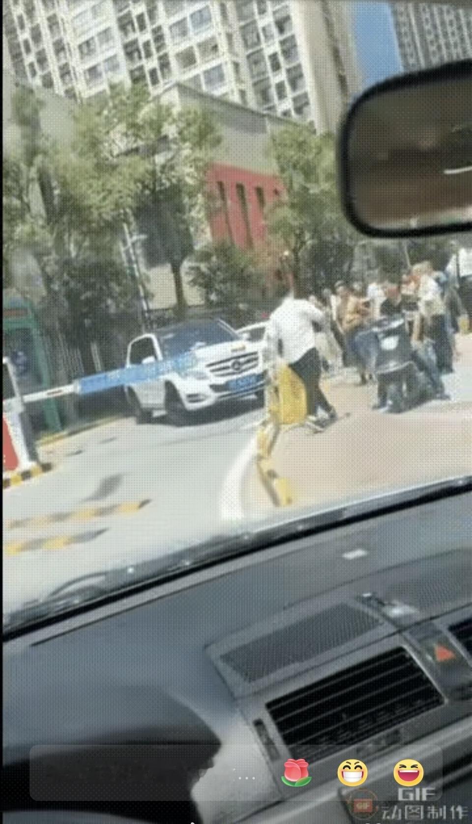 哗，这事儿看得人血压直飙！奔驰女斗气堵小区大门，把大伙堵得急跳脚，结果被男业主一