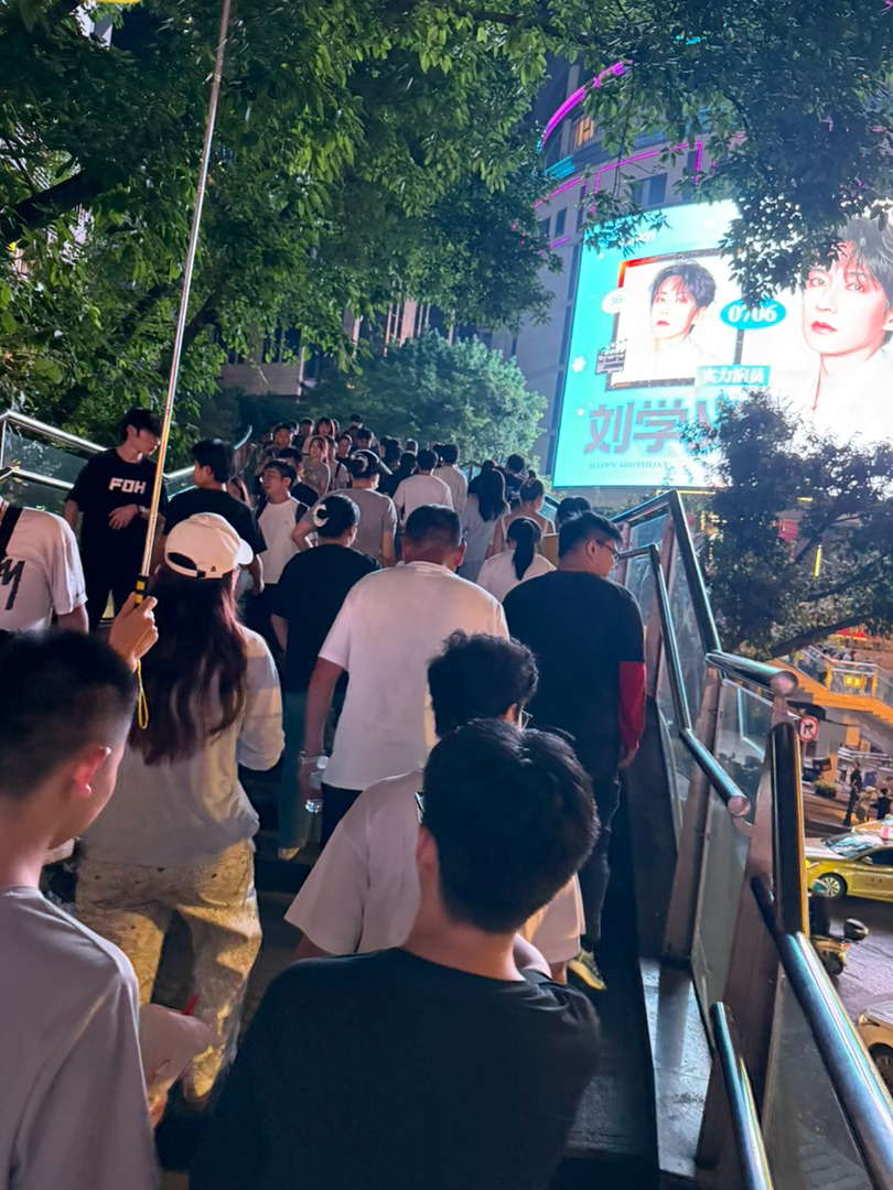 路上看到一个妈妈带着两个小女孩。我一路姨母笑，忍不住感叹“好可爱，好喜欢小女孩啊