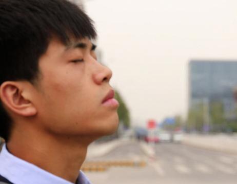 张道旗，两岁被人贩子从母亲怀里抢走，卖到河南，在养父母家挨了二十年打骂羞辱。
