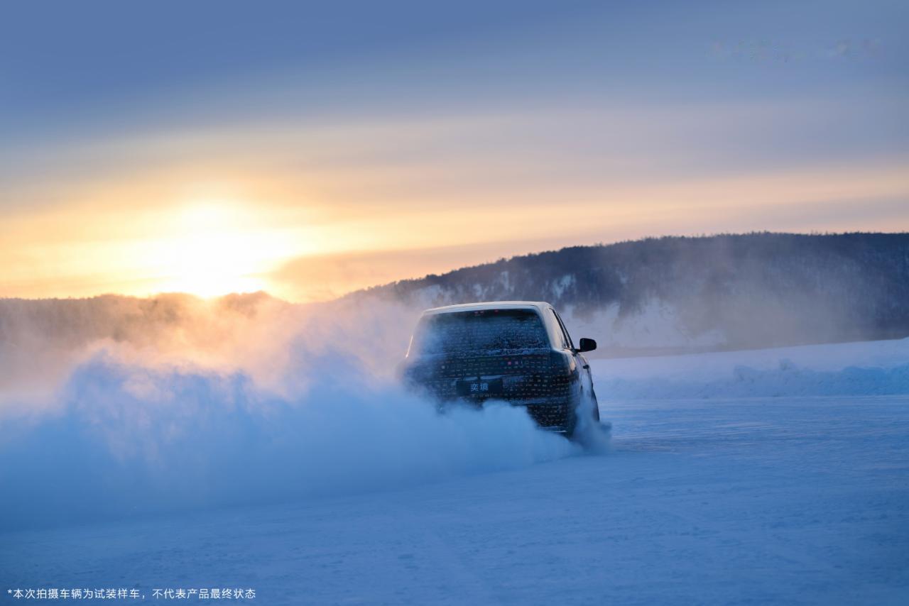 1月23日，华为乾崑与东风联合打造的全新品牌奕境汽车旗下首款车型寒测图曝光！
据