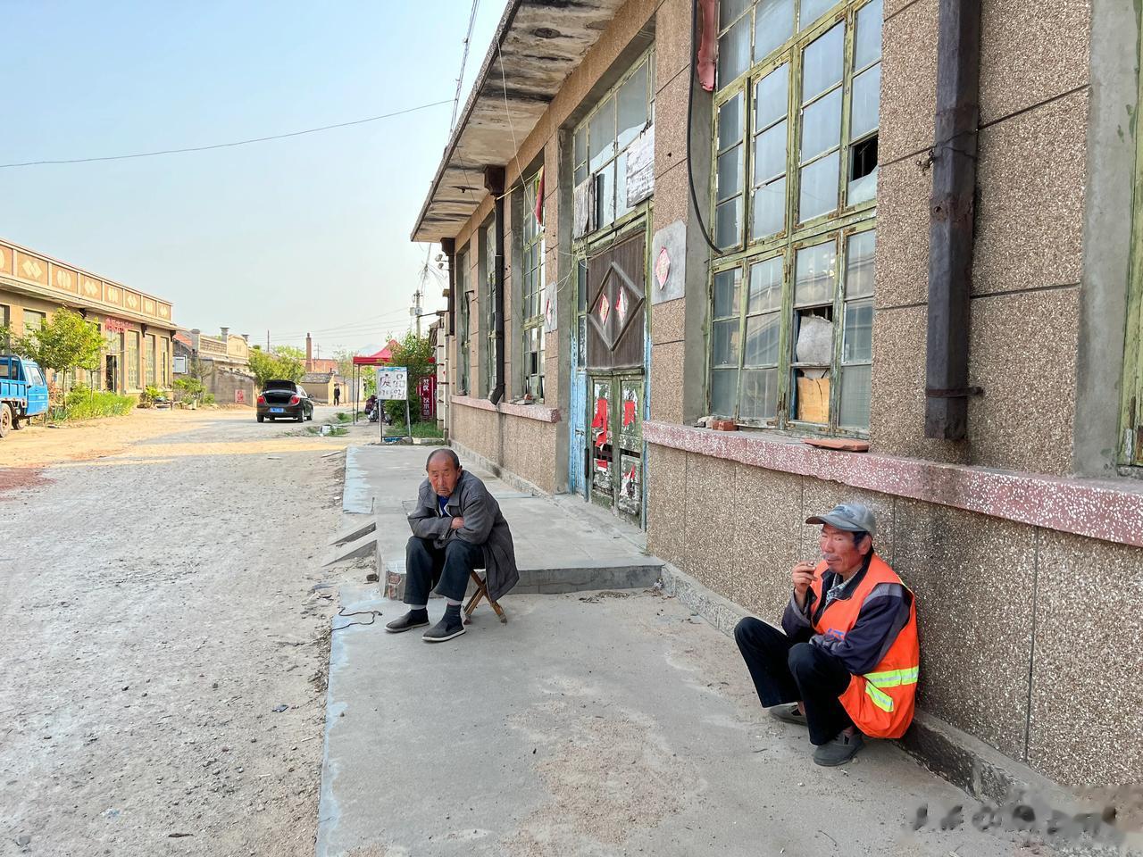 在日照两城镇遗址附近发现了一处上世纪八十年代的省道。现在的省道虽然失去了当年往日