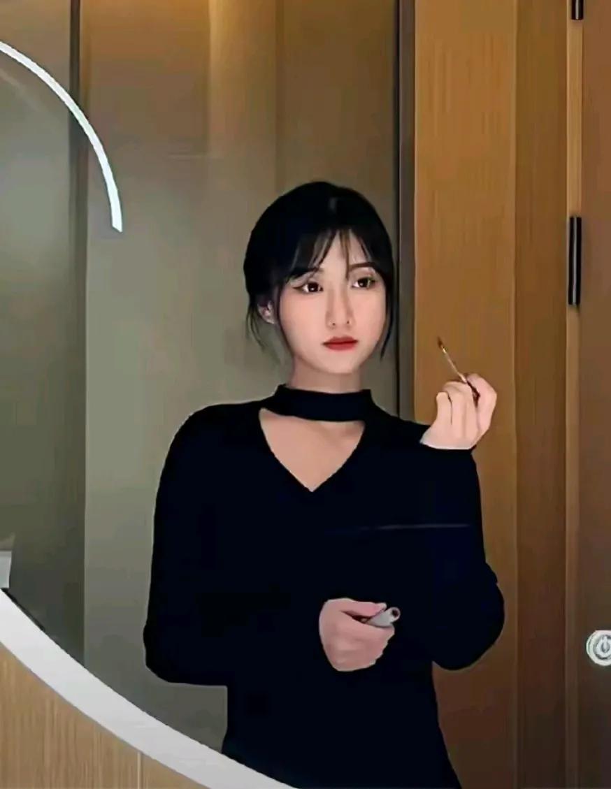 在那个金色的深秋，林宇和晓雪的故事悄然绽放。他们相识于大学，那时，校园里的银杏叶