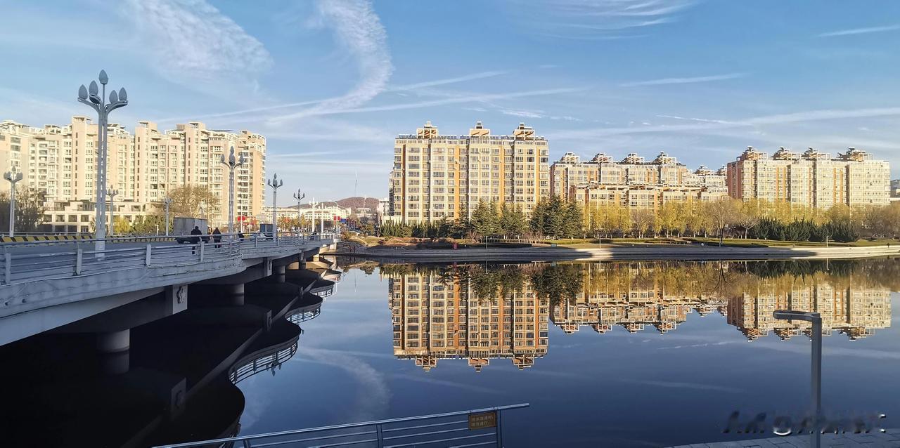 威海市文登区抱龙河河景房倒影（三）