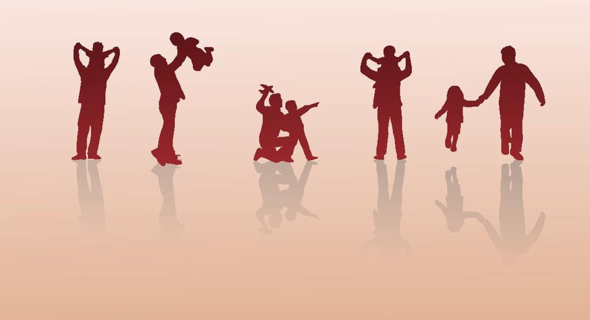 每个月转一万？转三五千？
带娃楼下玩，听到夫妻俩吵架。
那男的说：“我每个月给你