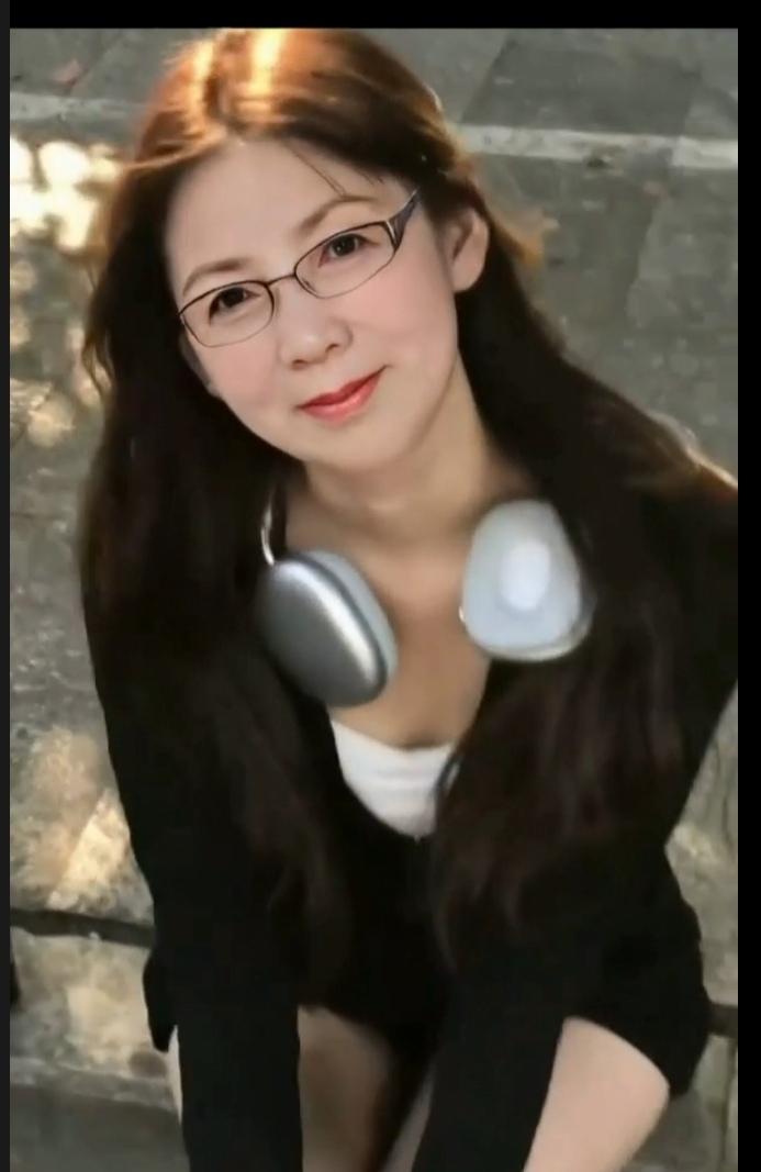 最快的脚步不是跨越，而是坚持；

最慢的步伐不是缓慢，而是徘徊；

最好的道路不