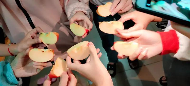 中年天妻，走上街头，还有几个是手牵手的？

我大学的室友，一个叫苹的女人，即将步