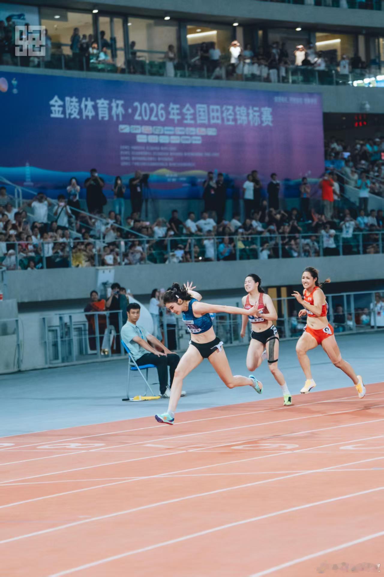 吴艳妮谢震业百米对决谢震业队领先一秒险胜吴艳妮队 邓信锐和吴艳妮配合得挺顺，谢震