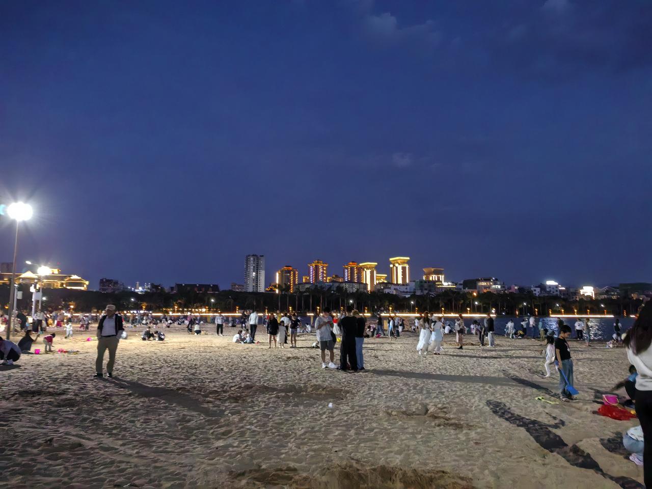 关于梦的五个瞬间
1.在沙滩上挖一个不大不小的坑，埋葬一个不大不小的梦。
2.简