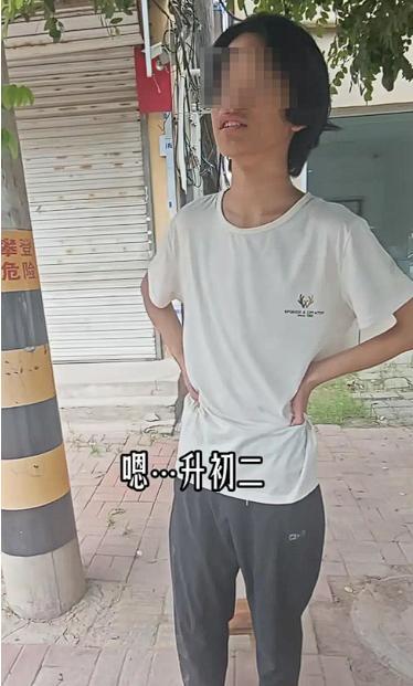 泪目了！父亲患癌去世，母亲脊柱炎瘫痪，13 岁男孩街边摆摊卖玉米补贴家用！而男孩