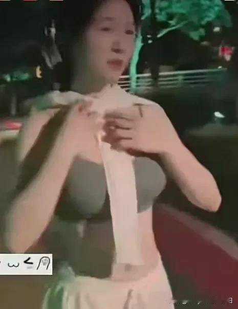 昨晚熬夜加班，下班路上偶遇一夜跑女子！身材不错，可是穿成这样，不怕碰到不怀好意的