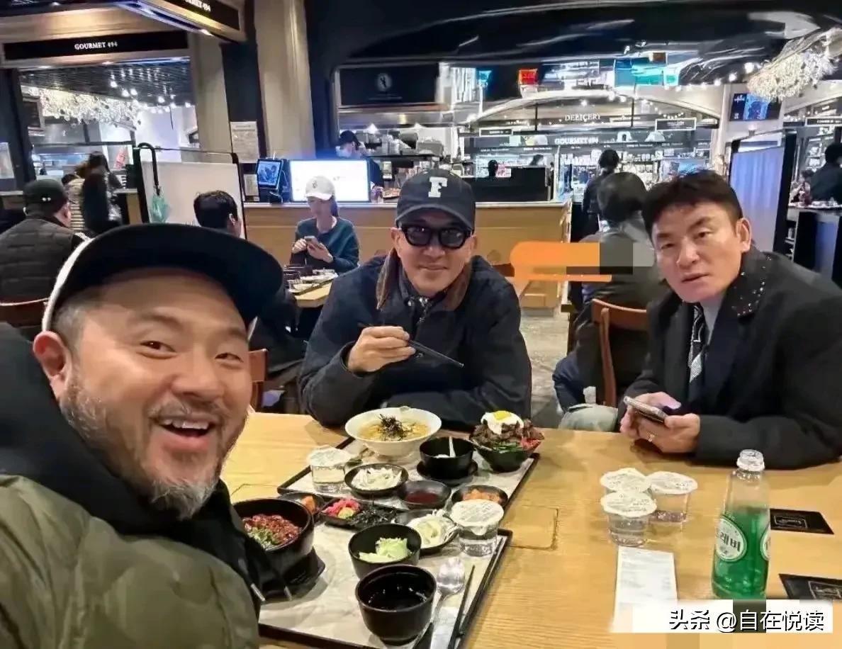 具俊晔真傻
大家都听说了吧

具俊晔最近走运了
开演唱会办画展赚米了

请朋友吃