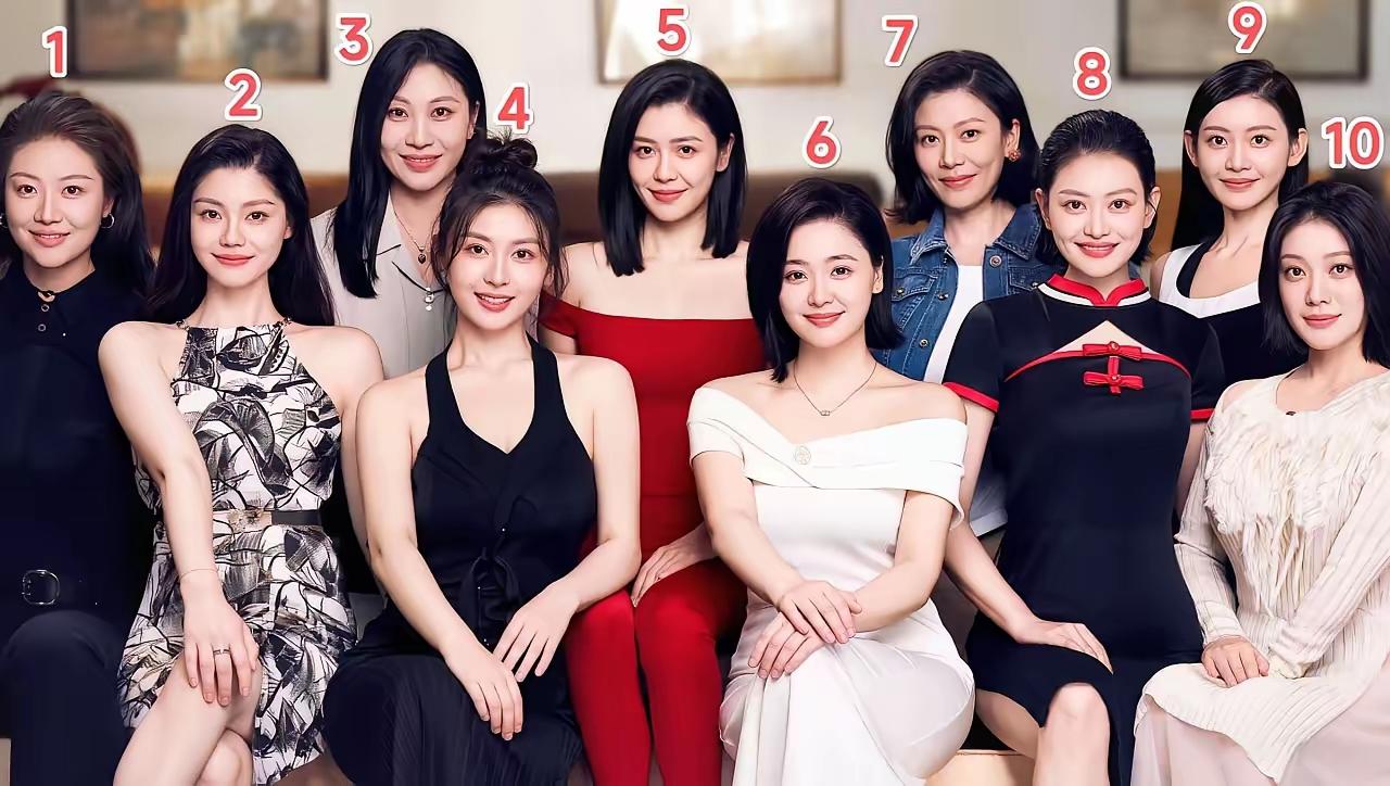 考眼力！十个美女当中，藏着一个男人，你能看出哪个是男扮女装吗？