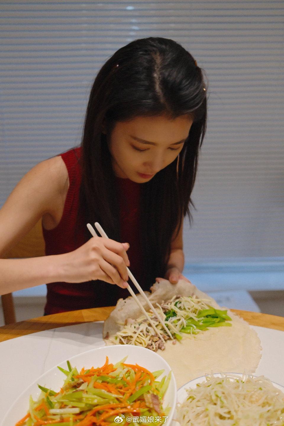 李云霄分享老家的美食—麦油脂好大的卷饼[期待] ​​​