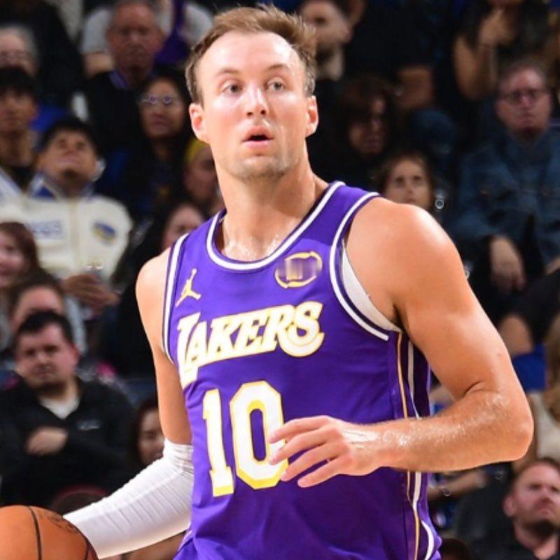 斯玛特今日复出！他此前已连续缺席9场。詹姆斯也可以出战背靠背，肯纳德（左手指伤病