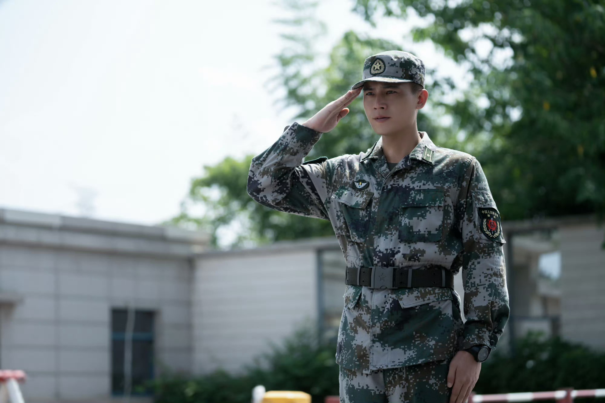欧豪兵自风中来一滴泪镜头谁说硬汉不能哭？欧豪这滴“神仙落泪”直接封神！《兵自风中