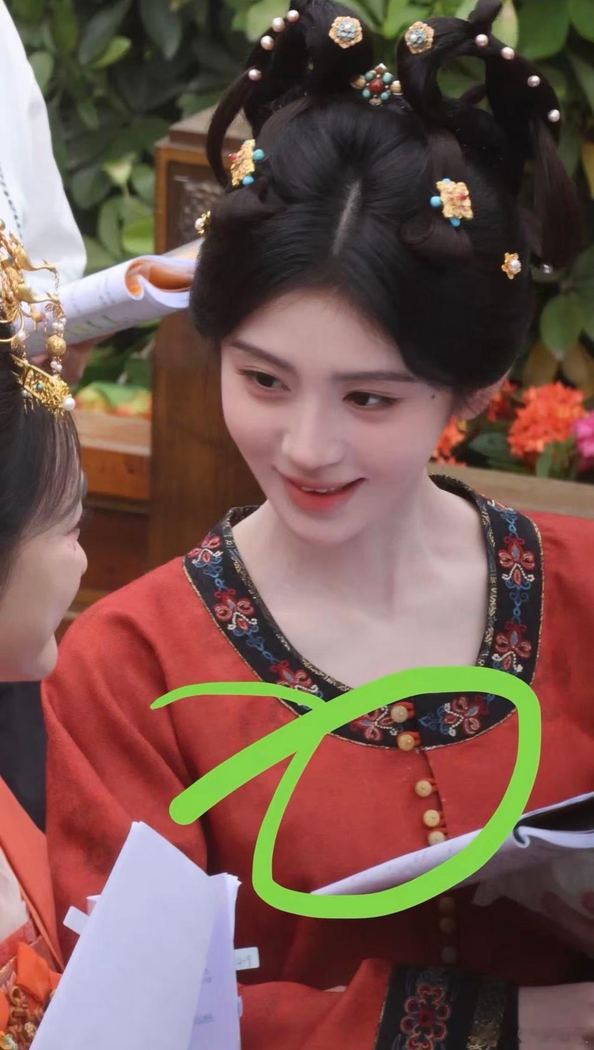 鞠婧祎万花世界唐风造型鞠婧祎万花世界唐风宫女路透 百变苏绿夏