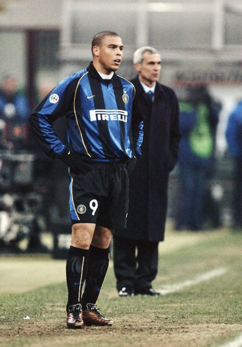 你认识后面那位教练吗？ 