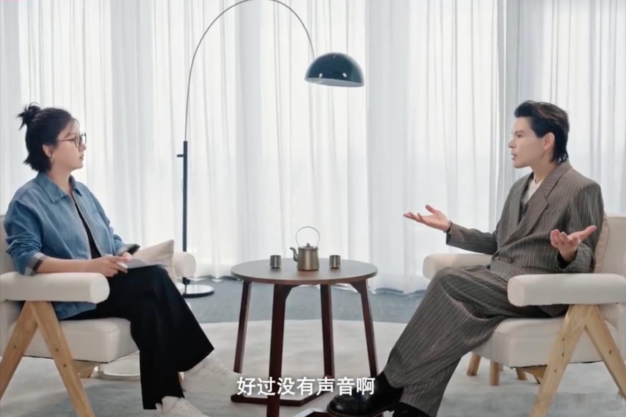 易立竞问向佐，全网都在黑你的时候，你享受吗。 向佐没躲，回了一句，「好过没有声音