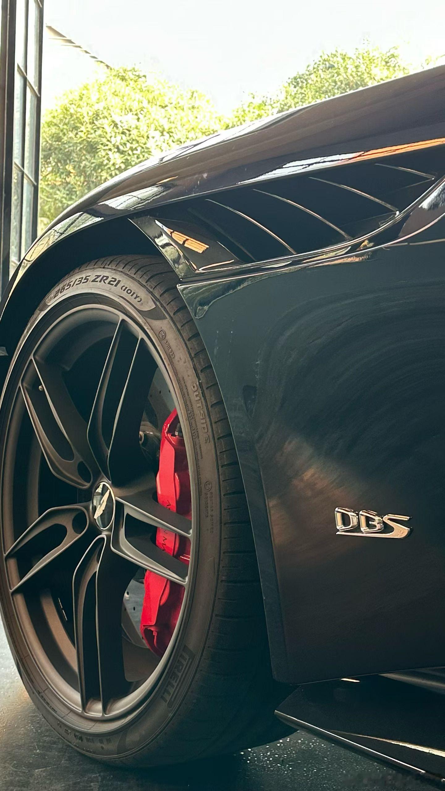阿斯顿马丁DBS敞篷，23年9000多公里，特殊配色与配置 
