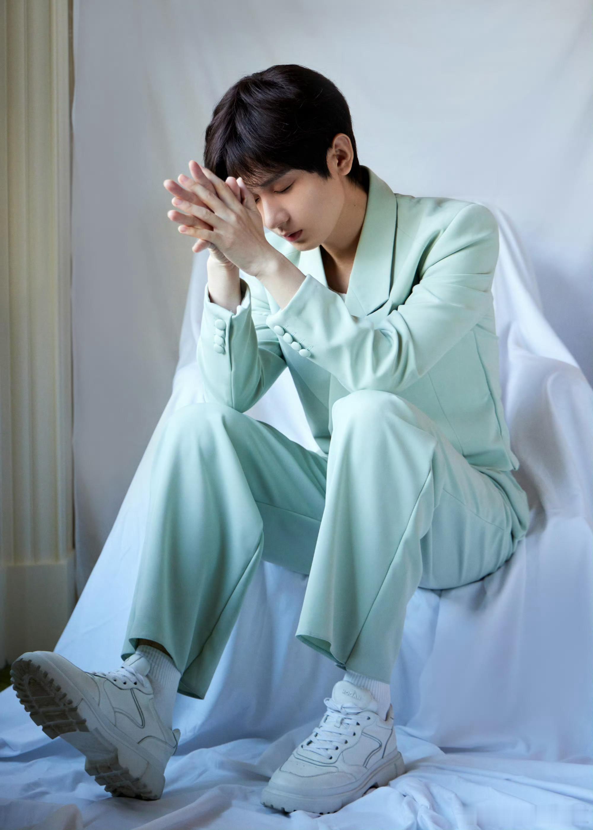 cy明月高悬夜空，眼下是春天。我想起了你，内心是完整的。成毅｜赴山海｜萧秋水｜李