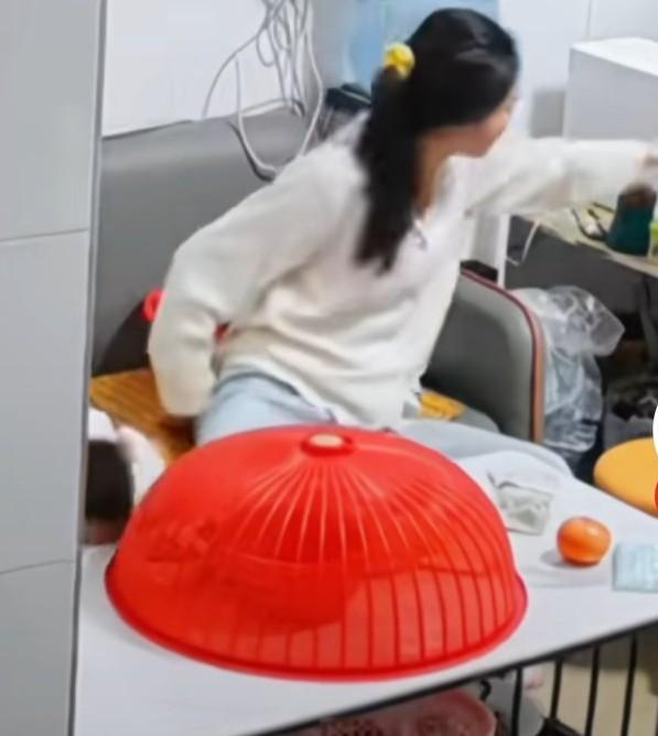 妈妈扭头一个不注意孩子的脸磕在了茶几上，
只听哐的一声，妈妈立马回身抱起孩子，