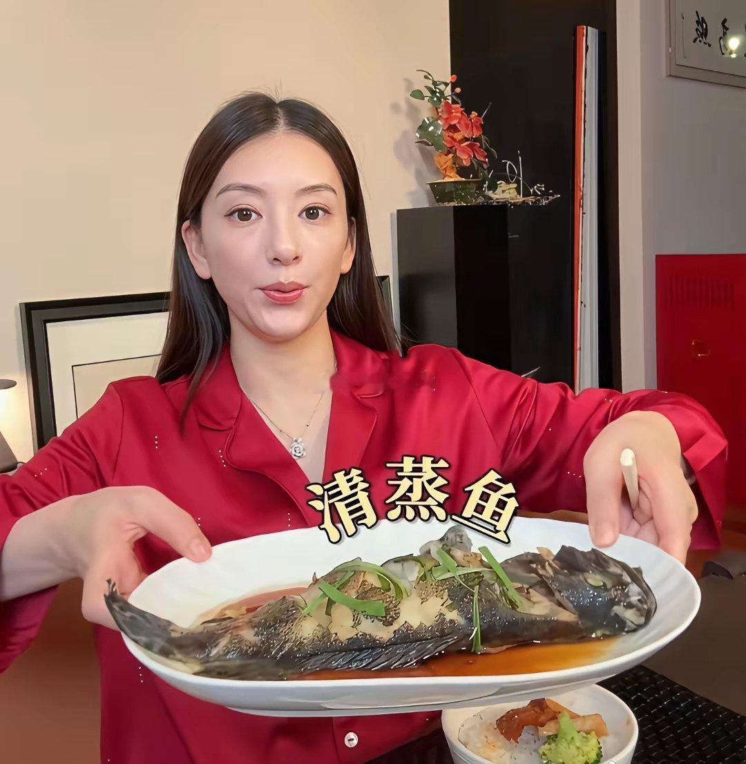 方媛晒娘家爸做的六菜一汤郭富城家吃得香，老丈人这价值感藏不住！​​​​