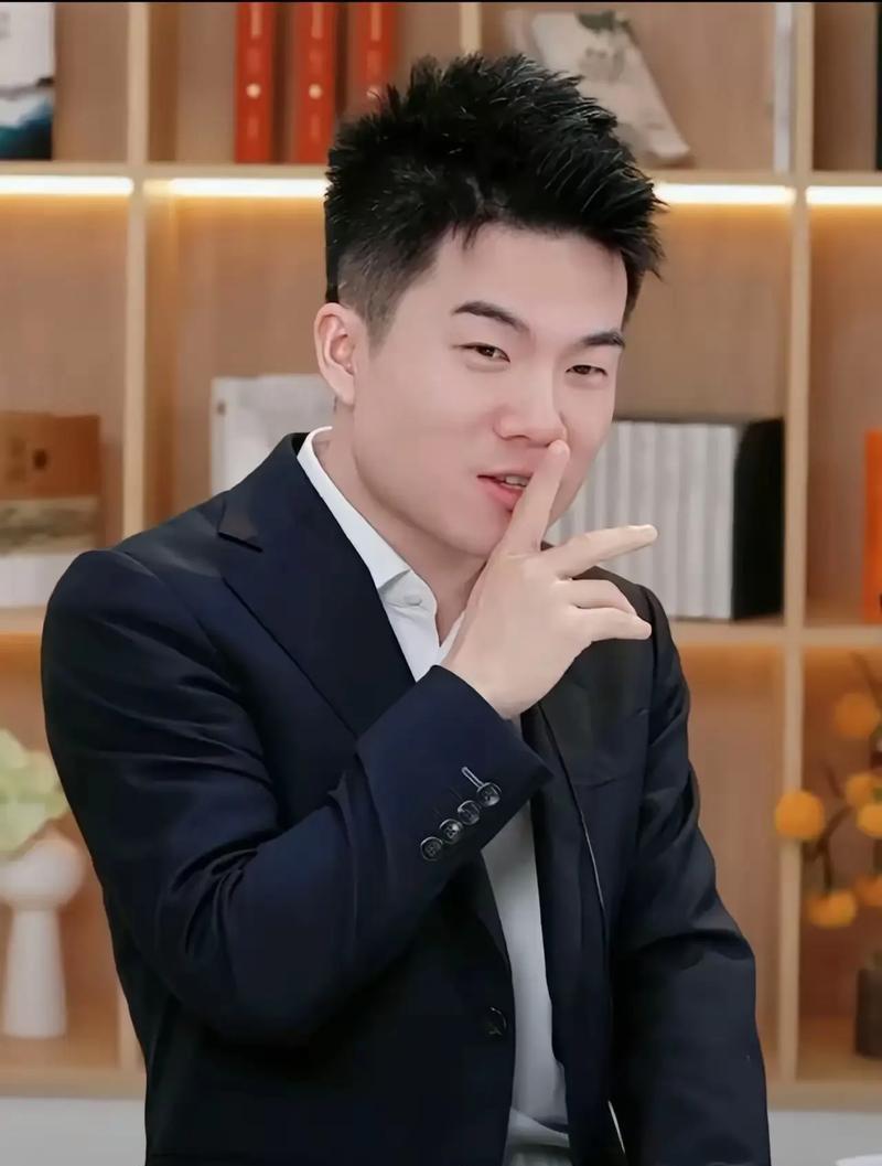 董宇辉能成功是有秘诀的，
不是这家伙文采好，
也不是他更真诚，而是面对不实吐槽，