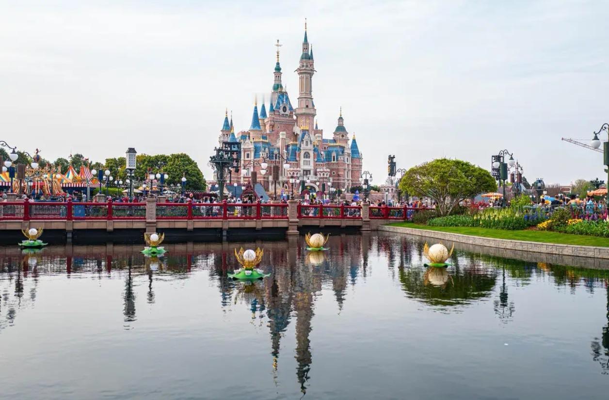 🚭 劝烟反被打，迪士尼小镇“游烟”罗生门

“好心劝烟，反被拳脚相加”——这魔