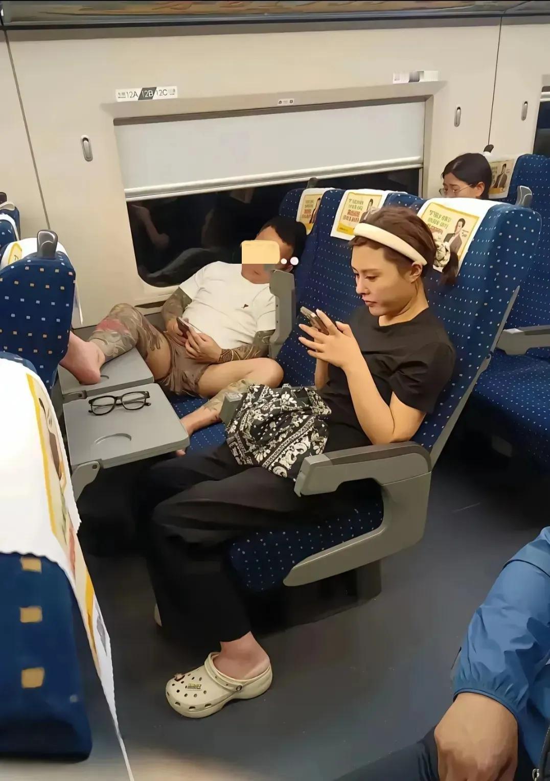 老实说！假如你坐高铁碰到这种邻坐，你会选择忍让吗？[what]