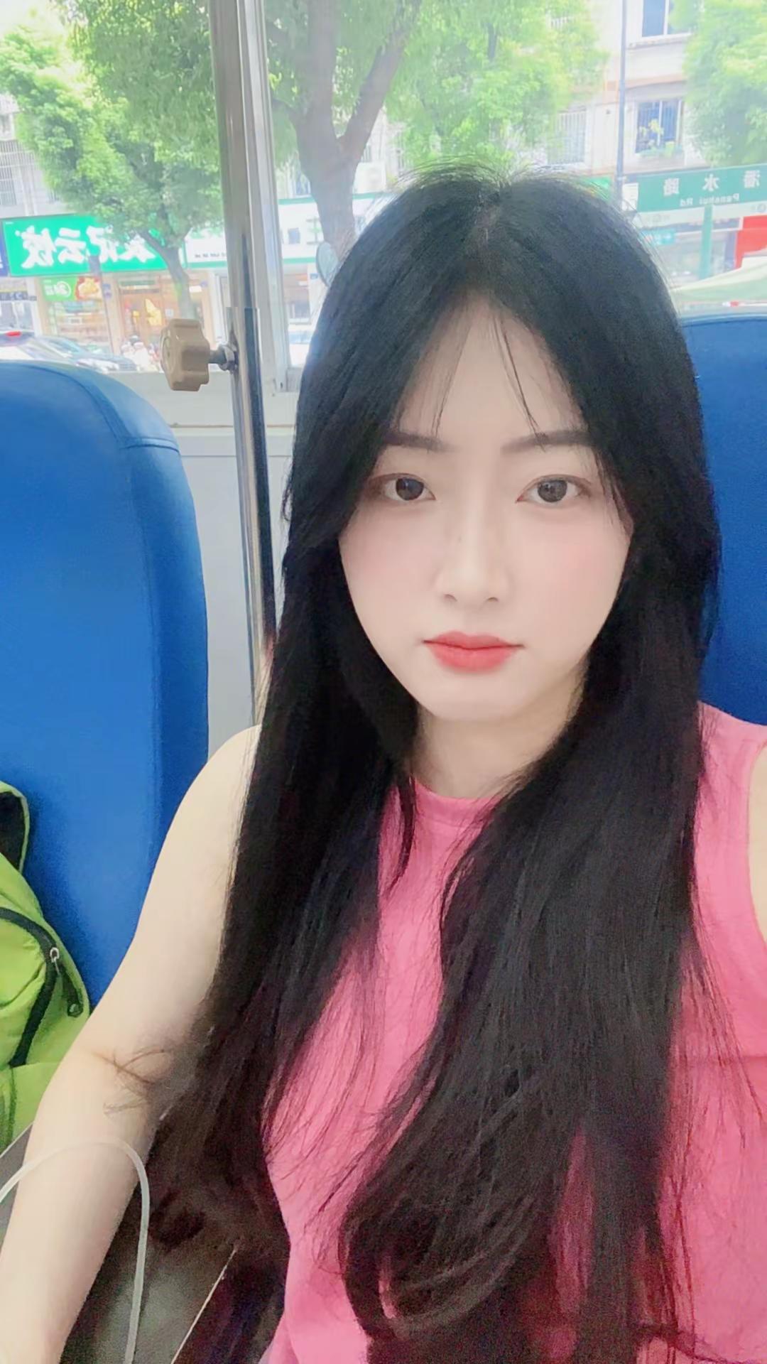 平视自己，肯定自己，祝福自己。粉色出行look