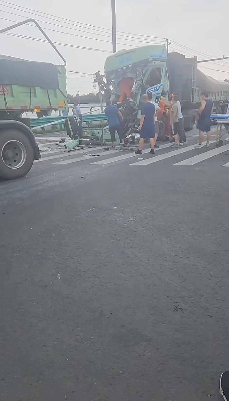 发现没？十次出重大交通事故的都有沙石车