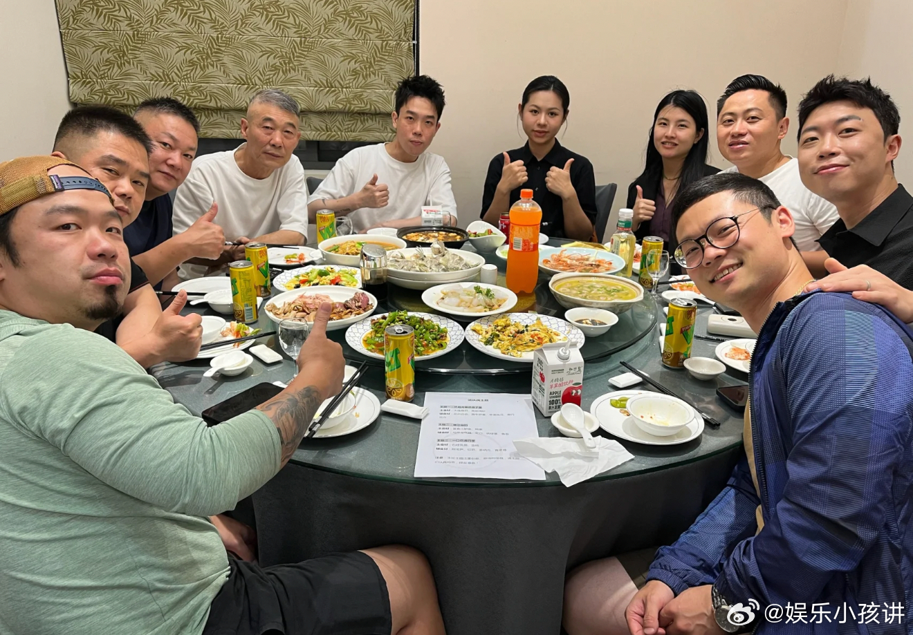 厨综看到了最理解你的人是对手百厨大战激烈比拼环节火药味十足，可点评环节两人互相认