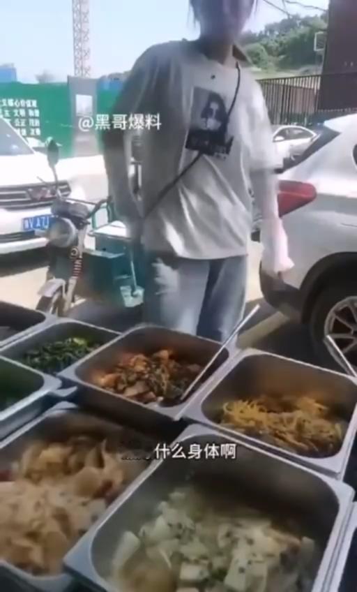 网传杭州某建筑工地，一女子在工地旁边卖盒饭，遭同行夫妻俩欺行霸市，阻拦生意，吐口