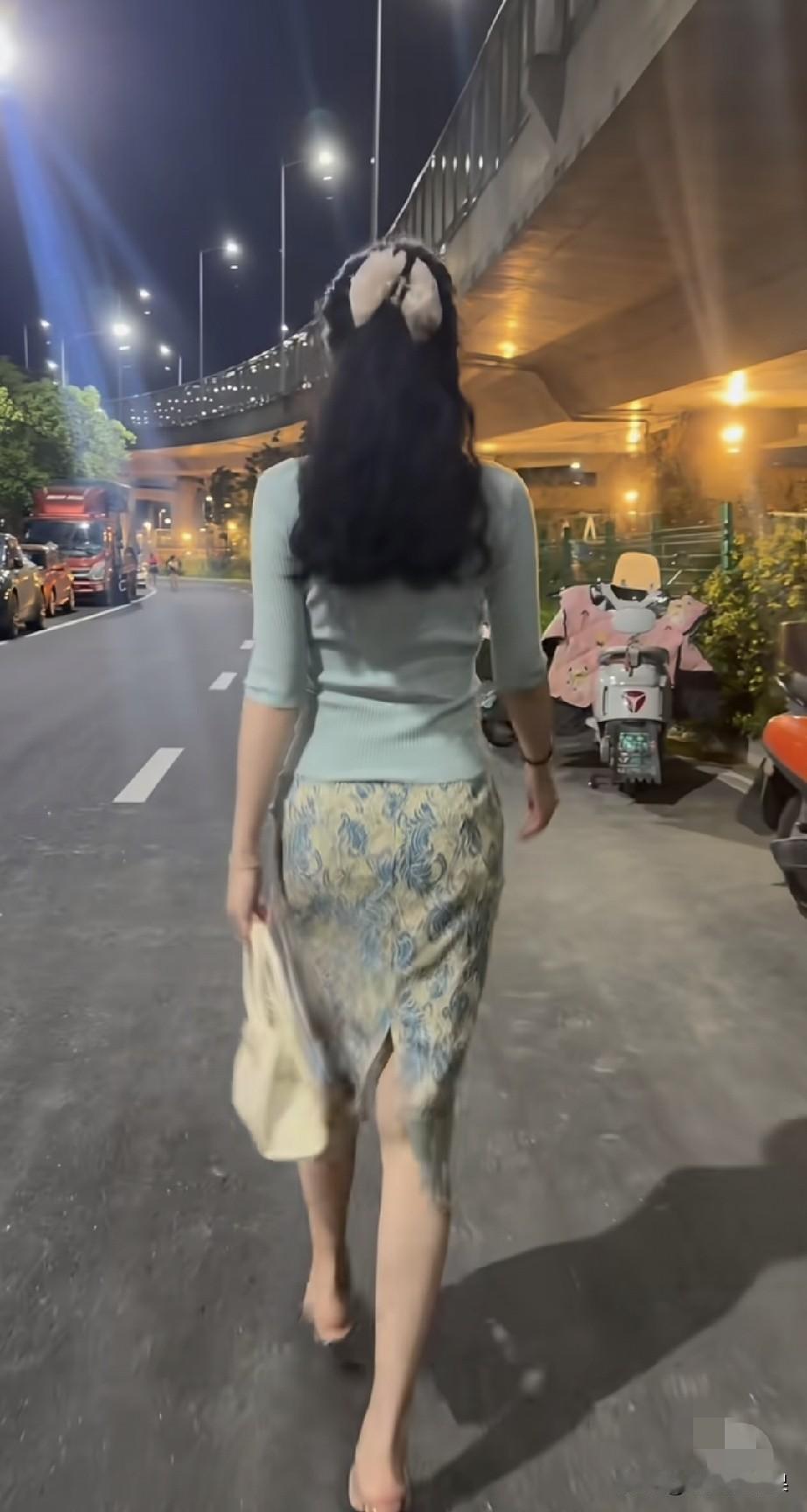 在夜晚的高架桥下，虽然灯光不是很亮，但也能把你的美照耀出来。
美女上了一天的班，