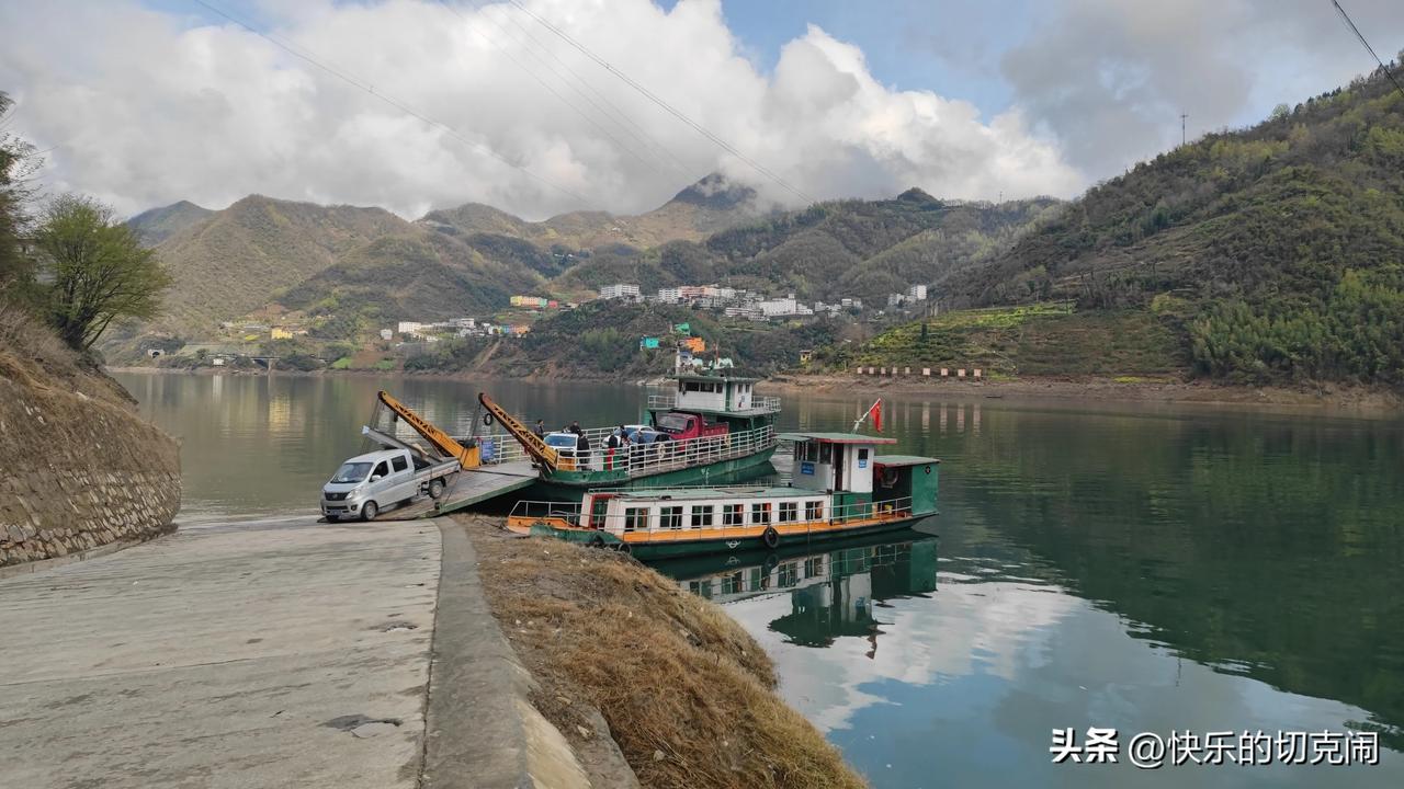 陕西秦巴山区的紫阳县，县城地处汉江江畔环境优美，如果喜欢山水旅行那么紫阳不容错过