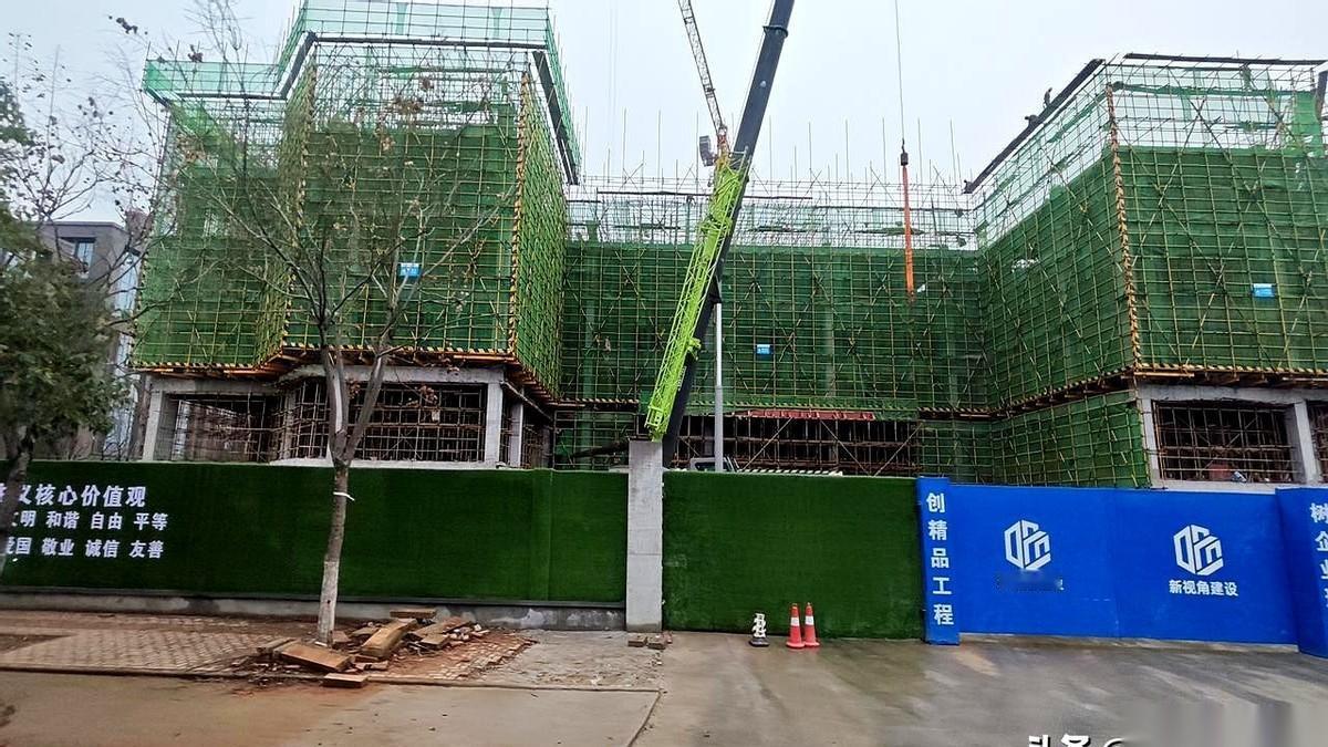 一年砸14万，就为把孩子送进个高中，我第一反应也是疯了吧。
坐标武汉黄陂，有个叫