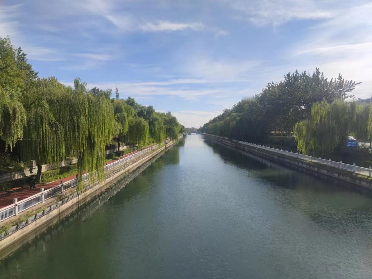 ◆七律·永定河春行

当代·黄永强

柳烟漫卷碧波平，十里桃花照眼明。  

鸥