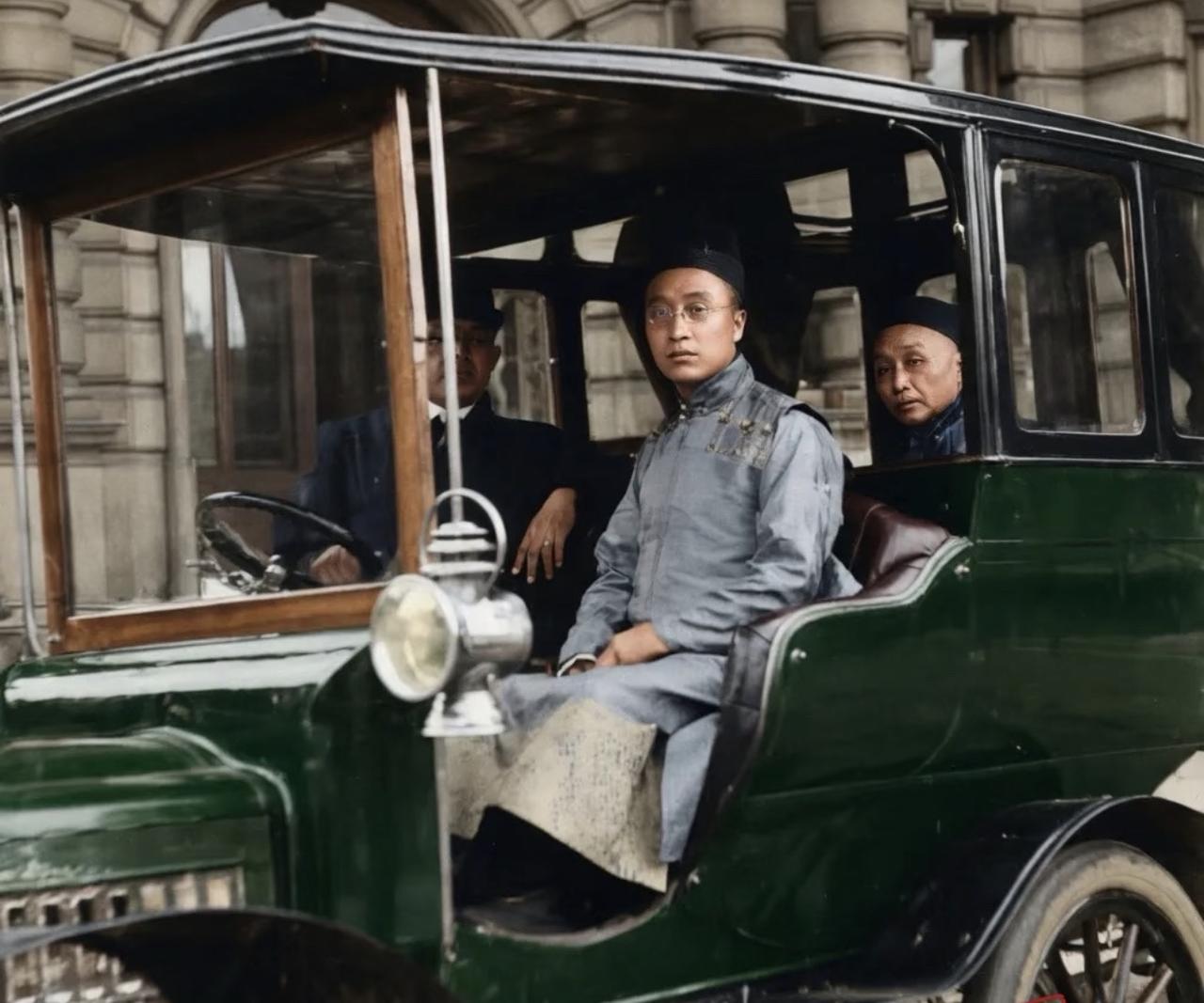 1904年居然有清朝皇族坐上美国福特轿车了？这张修复上色的老照片里，端坐前排的是