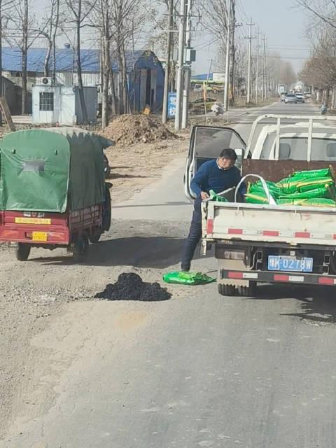 河南许昌一大叔自掏腰包买30袋沥青修补坑洼路面，引发关于公共治理的热议。
河南许