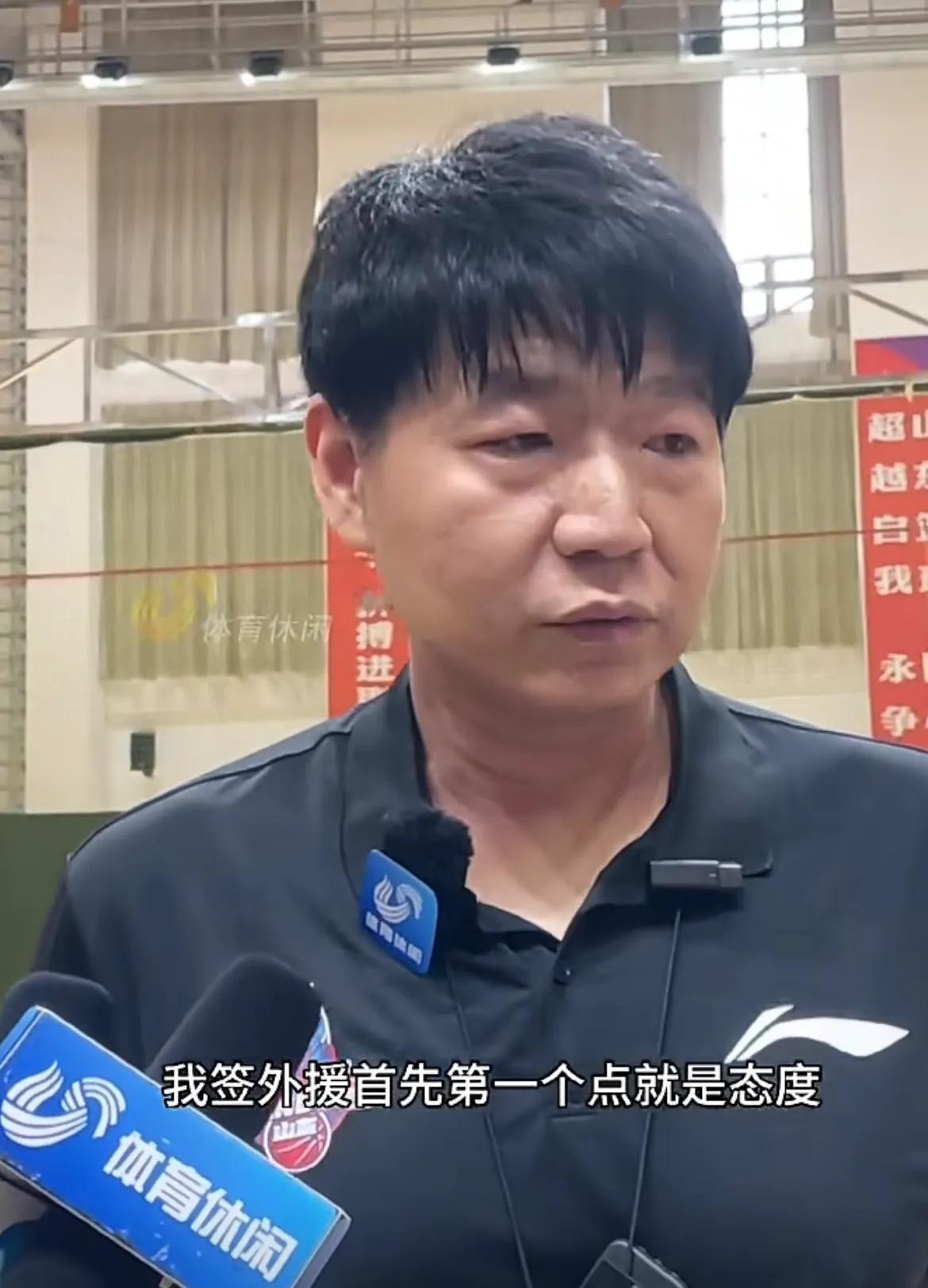 邱彪指导接受采访时，自己选对队员，第一点最看重的就是态度！
山东男篮选威金顿和盖