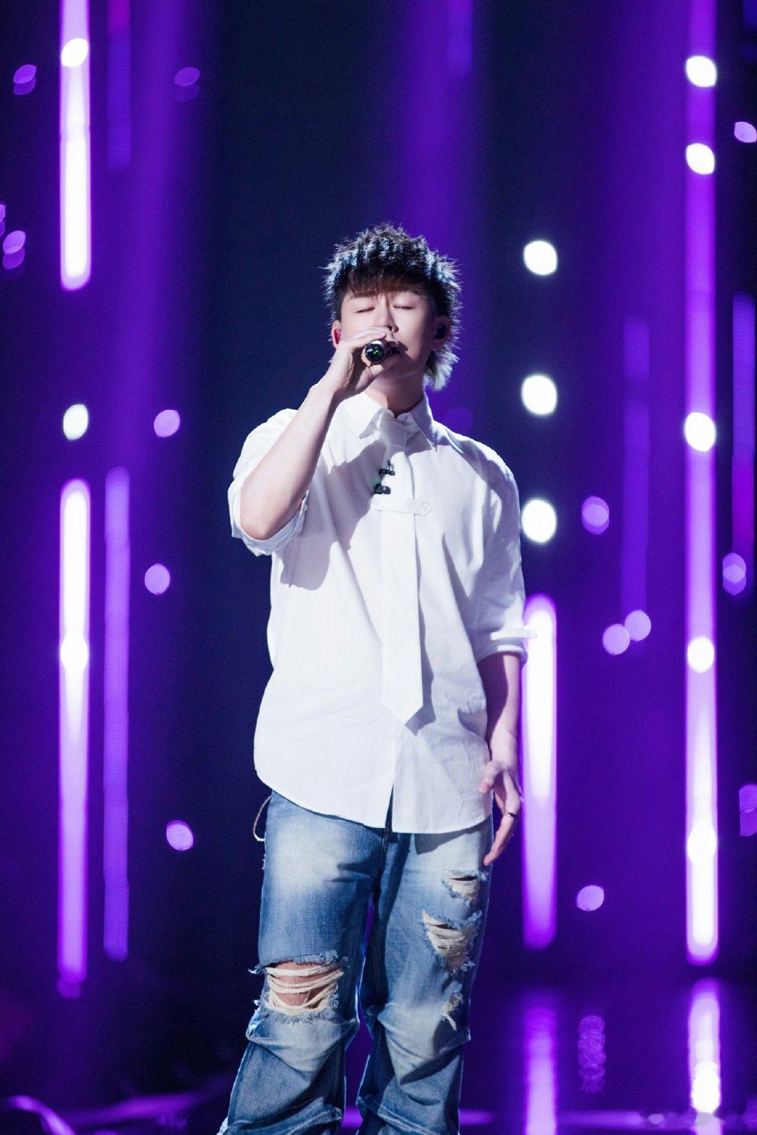 歌手直播胡彦斌编曲 《我是不是该安静的走开》全新演绎！胡彦斌依靠精妙编曲推动情绪